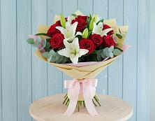 Букет цветов из:  Лилии и Розы в Петропавловке
