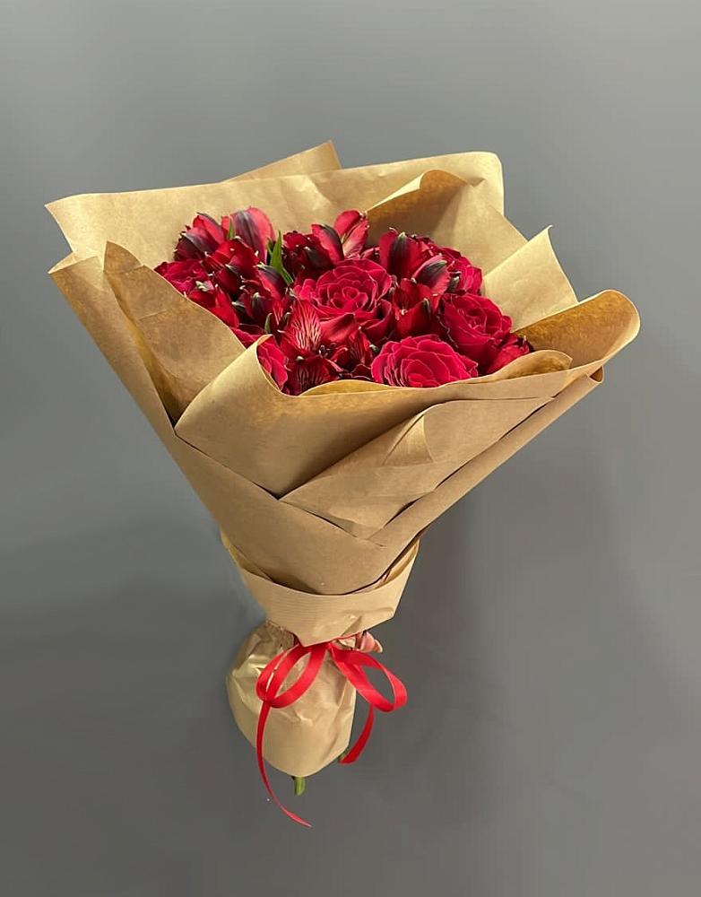 Букет цветов из: Альстромерии и Розы в Петропавловке