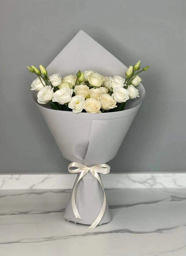 Букет цветов из: Розы и Лизиантусы в Петропавловке