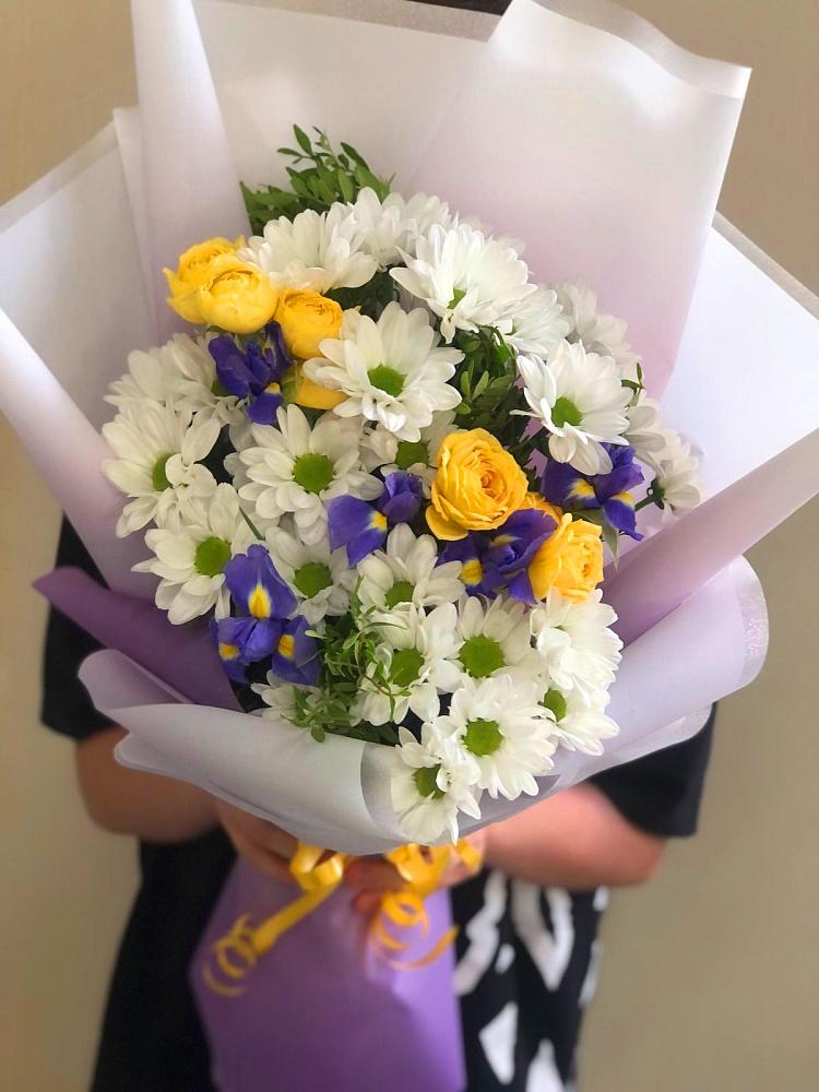 Букет цветов из: Ирисы, Хризантемы и Розы в Петропавловке