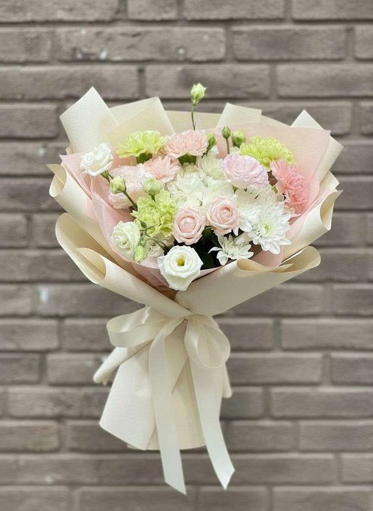 Букет цветов из: Гвоздики, Розы, Лизиантусы и Хризантемы в Петропавловке