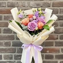 Букет цветов из:  Лизиантусы и Розы в Петропавловке