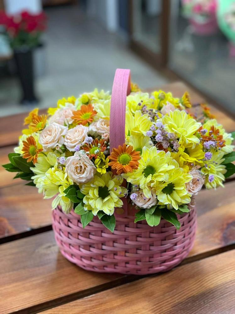 Цветочная композиция из Хризантемы и Розы в корзине в Петропавловке