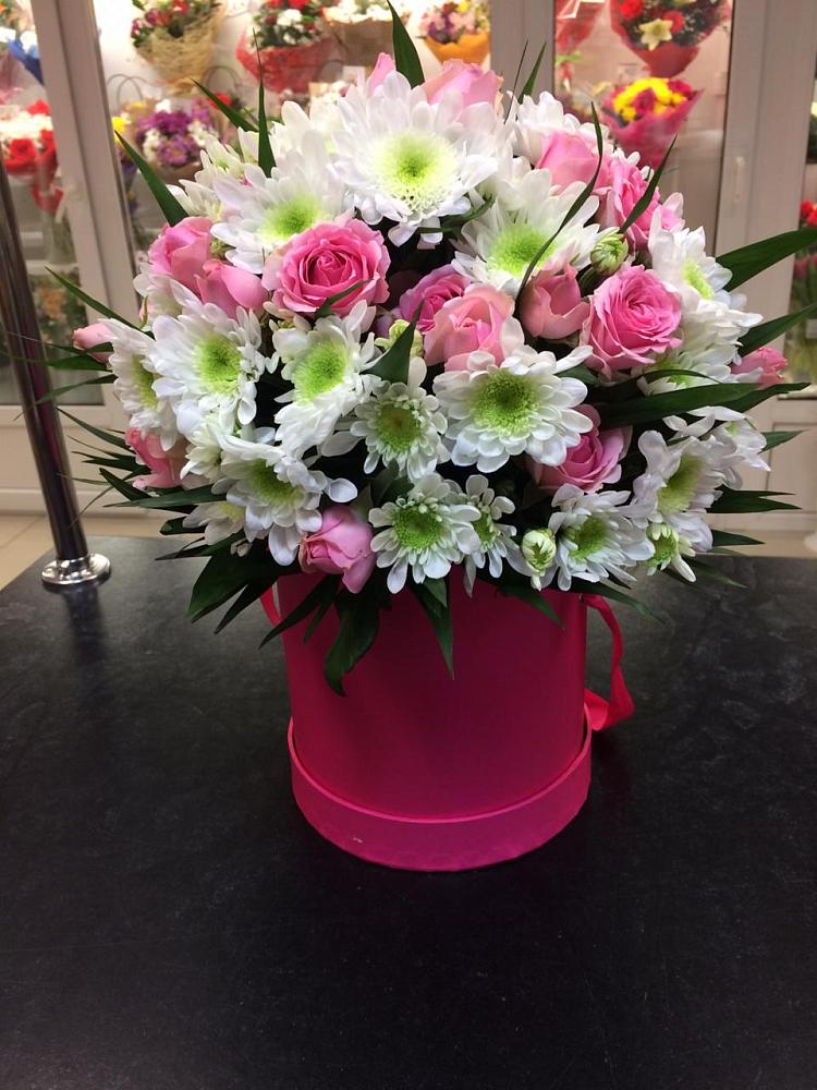 Цветочная композиция из Розы и Хризантемы в шляпной коробке в Петропавловке