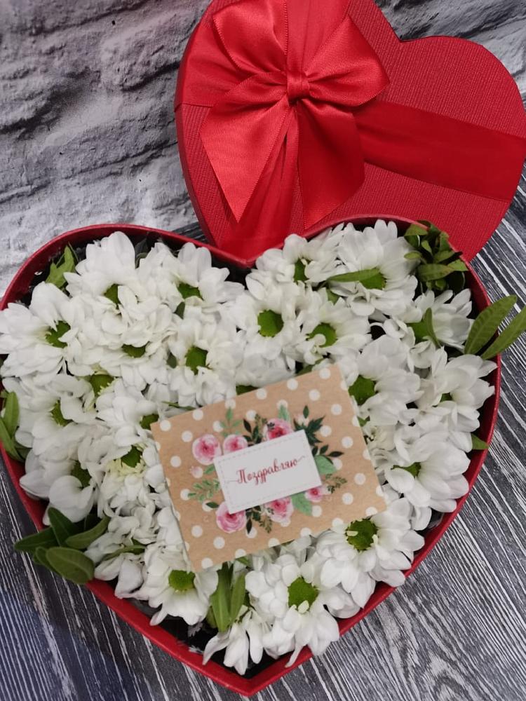 Цветочная композиция из Хризантемы в виде сердца в Петропавловке