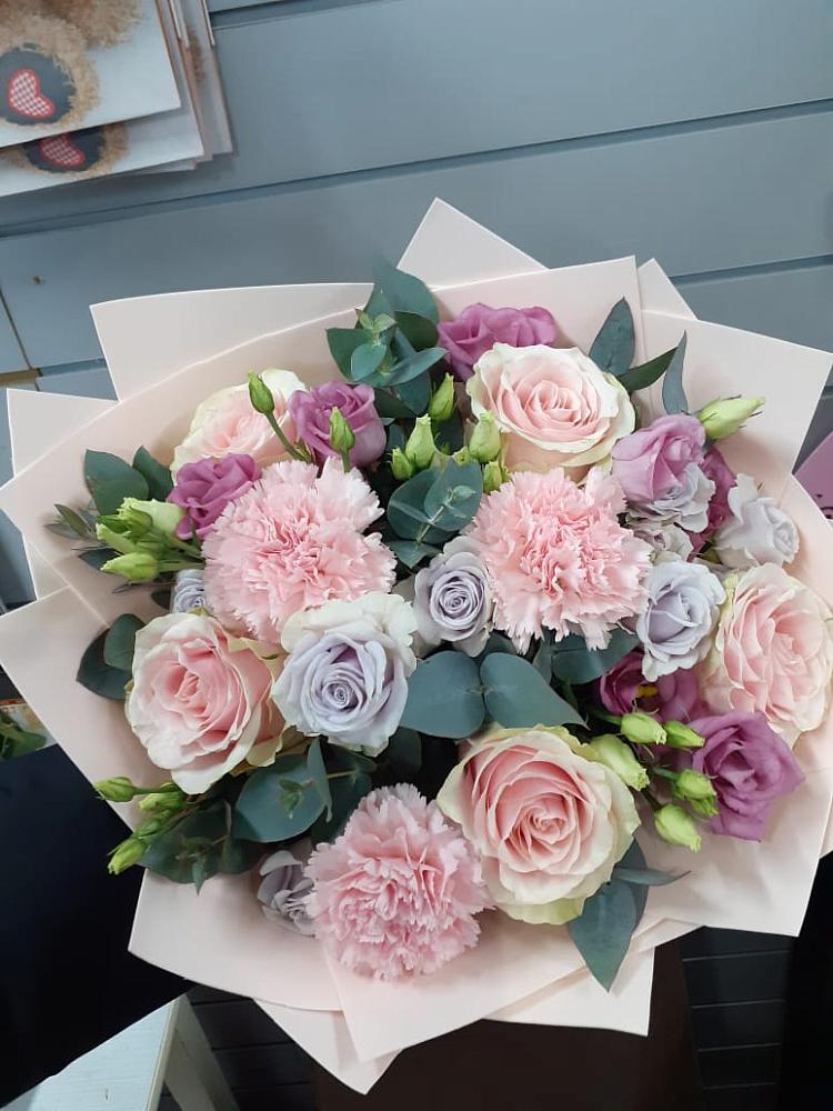 Букет цветов из: Розы, Гвоздики и Лизиантусы в Петропавловке