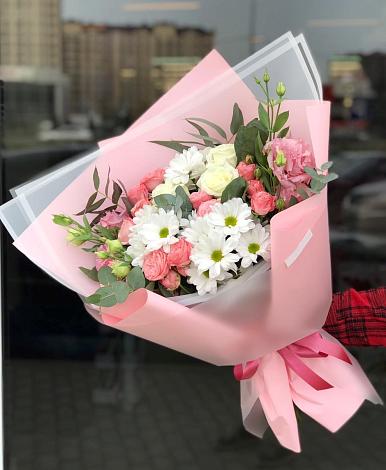 Букет цветов из: Розы, Лизиантусы и Хризантемы в Петропавловке