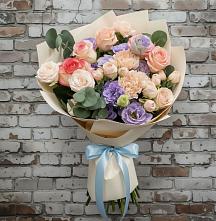 Букет цветов из:  Розы, Лизиантусы и Гвоздики в Петропавловке