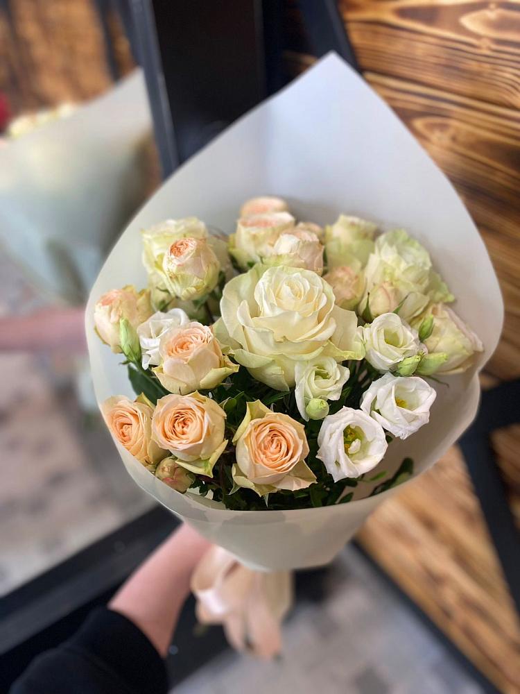 Букет цветов из: Розы и Лизиантусы в Петропавловке