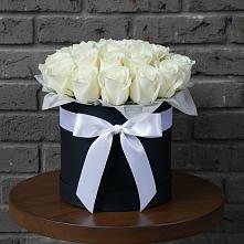 Цветочная композиция из Розы в шляпной коробке в Петропавловке